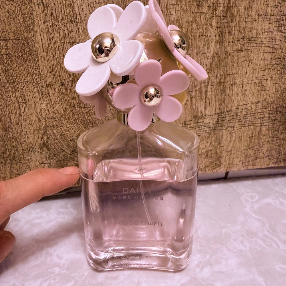 Marc Jacobs Daisy Eau So Fresh with Yellow and White Floral Cap - Picture 3 of 5